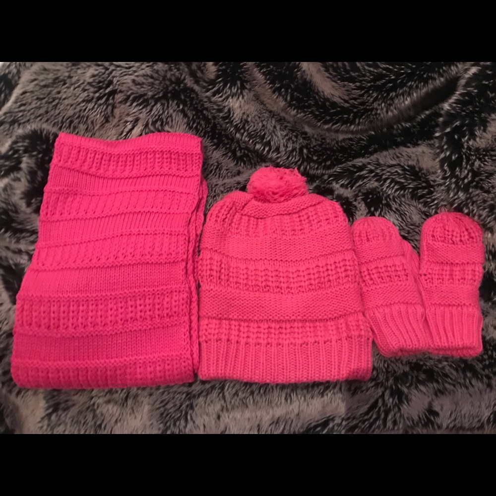 ❄️Matching Scarf, Hat & Mittens Trio❄️